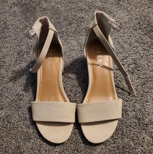 NWOT beige Serra leather sandals